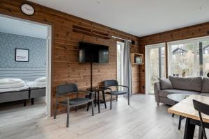 a living room with a couch and a table at Bergsgården Lodge Järvsö - Ski In Ski Out med bastu invid Järvsöbacken - OBS!!! BYTESDAGAR ÄR ENDAST TORS O SÖND OBS!!! in Järvsö