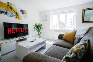 Televiisor ja/või meelelahutuskeskus majutusasutuses Spacious 2 Bed 2 Bath Apartment in Peterborough with 2 Parking Spaces