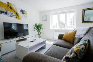 Televiisor ja/või meelelahutuskeskus majutusasutuses Spacious 2 Bed 2 Bath Apartment in Peterborough with 2 Parking Spaces