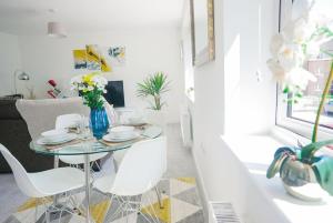 Televiisor ja/või meelelahutuskeskus majutusasutuses Spacious 2 Bed 2 Bath Apartment in Peterborough with 2 Parking Spaces