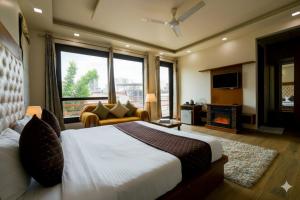 Postel nebo postele na pokoji v ubytování Hotel Liif Niine Butik, Near Leisure Valley Park, Golf Course Road + 18 fotografií