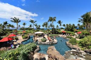 un complejo turístico con piscina y río lento en Honua Kai 1024 · HK 1024 Updated Beachfront Luxury Condo w Pool, en Lahaina