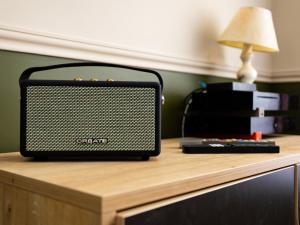 a black radio sitting on top of a table at En Centre ville Gare et commerces in Vincennes
