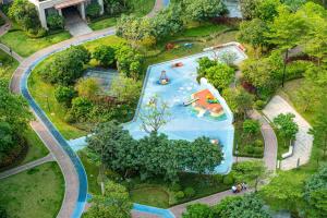 Πισίνα στο ή κοντά στο Dreamscape villa xiaozhu loft apartment 100 meters to the beach