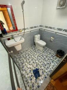 un baño con lavabo e inodoro en Mù Cang Chải Village Home, en Mù Cang Chải