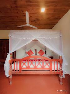 ゴールにあるSun Shine Inn Unawatunaの天井の客室のベッド1台分です。
