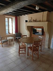 Μια τηλεόραση ή/και κέντρο ψυχαγωγίας στο Chambre dans un gîte de Château de l'Estang +3 φωτογραφίες