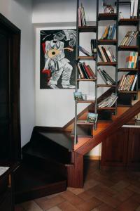 a staircase in a room with a book shelf at La Piazzetta in Bettona