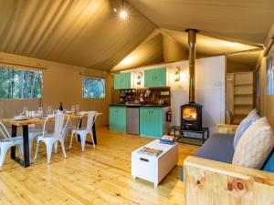 Kuchyň nebo kuchyňský kout v ubytování AfriCamps Magoebaskloof