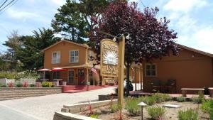 Η πρόσοψη ή η είσοδος του Sunset Inn Pacific Grove