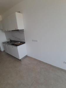 Una cocina o cocineta en Joli Beach House - Brand New Charming T0 Suite with AC, Private Pool Balcony 7 fotos más