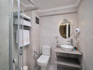 ein Badezimmer mit Toilette, Waschbecken und Spiegel in der Unterkunft 1207 Hotel Special Class Sultanahmet in Istanbul + 60 Fotos