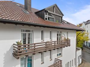 a white house with a wooden balcony at Herbstzeit ist Familienzeit - 180qm für Groß und klein in Bad Wörishofen