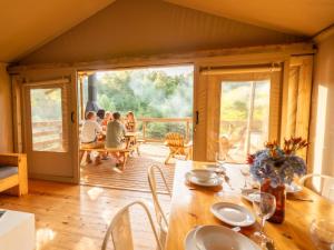 Posezení v ubytování AfriCamps Magoebaskloof + 11 fotografií