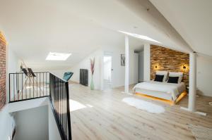 Un dormitorio con una cama y una pared de ladrillo. en Cosy house, 5 bedrooms, en La Celle-sous-Gouzon