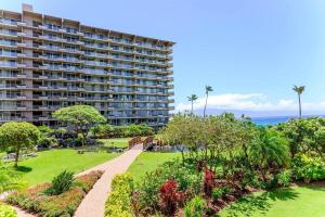 ラハイナにあるWhaler 859 BeachFront Luxury Condo w Ocean Viewsの庭と海のある大きなアパート