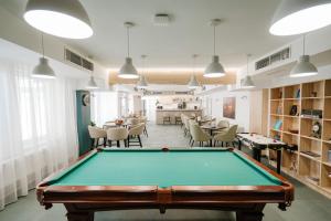 una mesa de billar en medio de una habitación en Hotel YVY, en Sebeş