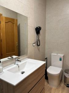 un bagno con lavandino e WC di Residencial Los Robles ad Arroyo Frio