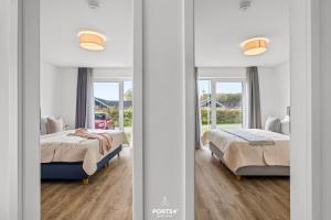 Dos camas en una habitación con dos ventanas. en Ferienwohnung Sprotte 1, en Olpenitzdorf