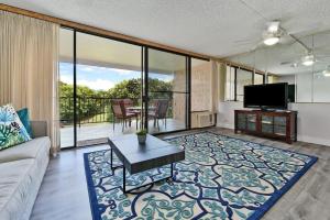 Una sala de estar con un sofá y un televisor. en Kihei Alii Kai A207 · KAK A207 Renovated Kihei Condo Near Beach, en Kihei