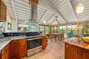 Η κουζίνα ή μικρή κουζίνα στο International Colony Club 34 · ICC 34 Spacious 2BD Cottage w Poo