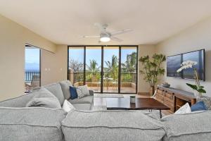 Un lugar para sentarse en Paki Maui 424 · PM424 BeachFront 2BD w Ocean View