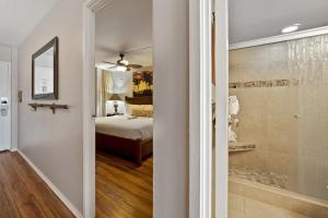 MaalaeaにあるIsland Sands 210 · IS 210 OceanFront Condo Expansive Ocean Viewsのベッドルーム1室(ベッド1台、ウォークインシャワー付) +63枚の写真