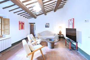 a living room with a couch and chairs and a table at Agriturismo Montechiaro in Vico dʼArbia