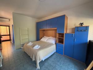 Schlafzimmer mit einem großen Bett und blauen Schränken in der Unterkunft La Casetta Azzurra in Nunziatella