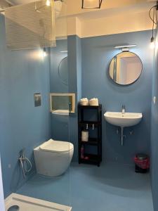 ein Badezimmer mit einer weißen Toilette und einem Waschbecken in der Unterkunft La Casetta Azzurra in Nunziatella