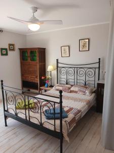 a bedroom with a bed and a dresser and a ceiling at El jardin de Valle de Guimar in Güimar