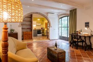 a living room with a couch and a table at Agriturismo Montechiaro in Vico dʼArbia