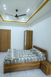 Un dormitorio con una cama y un techo. en UNiTY MADHAV HOMESTAY, en Kevadia