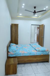 Un dormitorio con una cama de madera con espejo. en UNiTY MADHAV HOMESTAY, en Kevadia