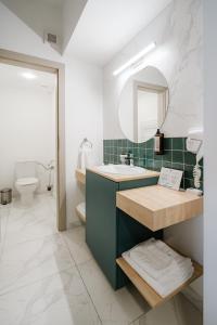 Un baño con lavabo, inodoro y espejo. en Hotel YVY, en Sebeş 106 fotos más