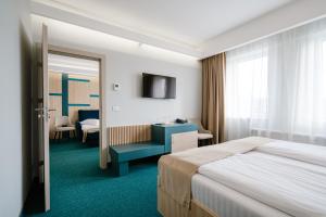 una habitación de hotel con una cama y un espejo en Hotel YVY, en Sebeş
