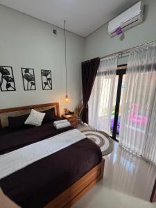 Katil atau katil-katil dalam bilik di Artomoro homestay Gunungkidul