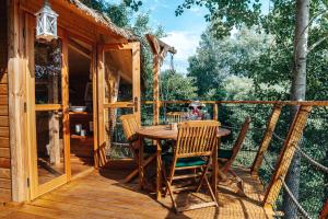 Balkón nebo terasa v ubytování Treehouses Karlov pod Pradědem