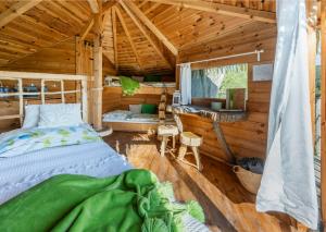 Postel nebo postele na pokoji v ubytování Treehouses Karlov pod Pradědem