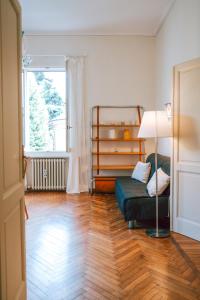 Una sala de estar con un sofá verde y una ventana. en SM Hospitality MONTE PASUBIO, en Reggio Emilia 6 fotos más