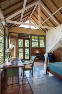 una sala de estar con una cama y una mesa en Sacred Mandala retreat center Ubud, en Ubud