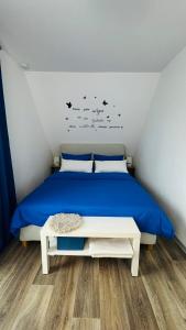 Ferienwohnung Heimathafen في لوبيك: غرفة نوم مع سرير والطيور على الحائط