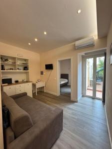 a large living room with a couch and a television at El Roy Garden Rooms in Florence