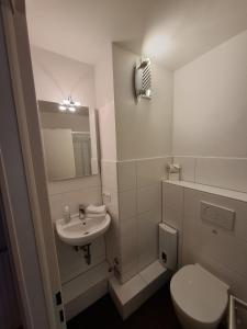 un piccolo bagno con un water e un lavandino di Strandhotel Wohnung 4 a Dahme