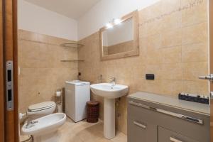 Residenza Prezzemolo في كاستلنوفو ديل جاردا: حمام مع حوض ومرحاض ومرآة +28 صورة