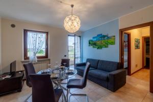 Residenza Prezzemolo في كاستلنوفو ديل جاردا: غرفة معيشة بها أريكة وطاولة