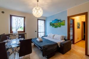 Residenza Prezzemolo في كاستلنوفو ديل جاردا: غرفة نوم بها سرير وطاولة زجاجية