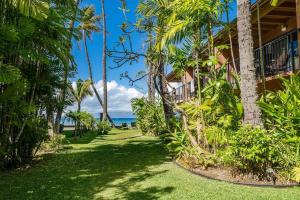 カハナにあるMaui Sands Seaside 713 · MSS 713 Charming 1BD Near Beachの海を背景にしたリゾート内の通路