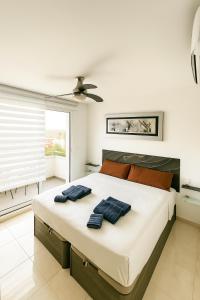 une chambre avec un grand lit avec deux oreillers dessus dans l'établissement Villa De Lujo Benidorm Vista al mar, à Finestrat