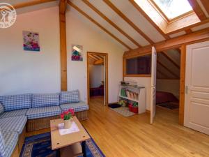 a living room with a couch and a table at Gîte spacieux avec jardin, terrasse, et parc proche du château - 6 pers., animaux acceptés - FR-1-496-102 in Fontanès